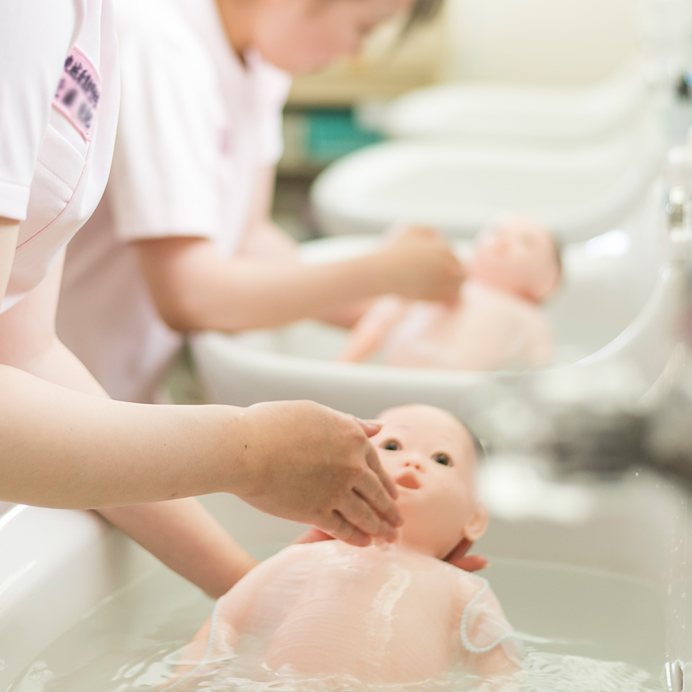 赤ちゃん人形を沐浴